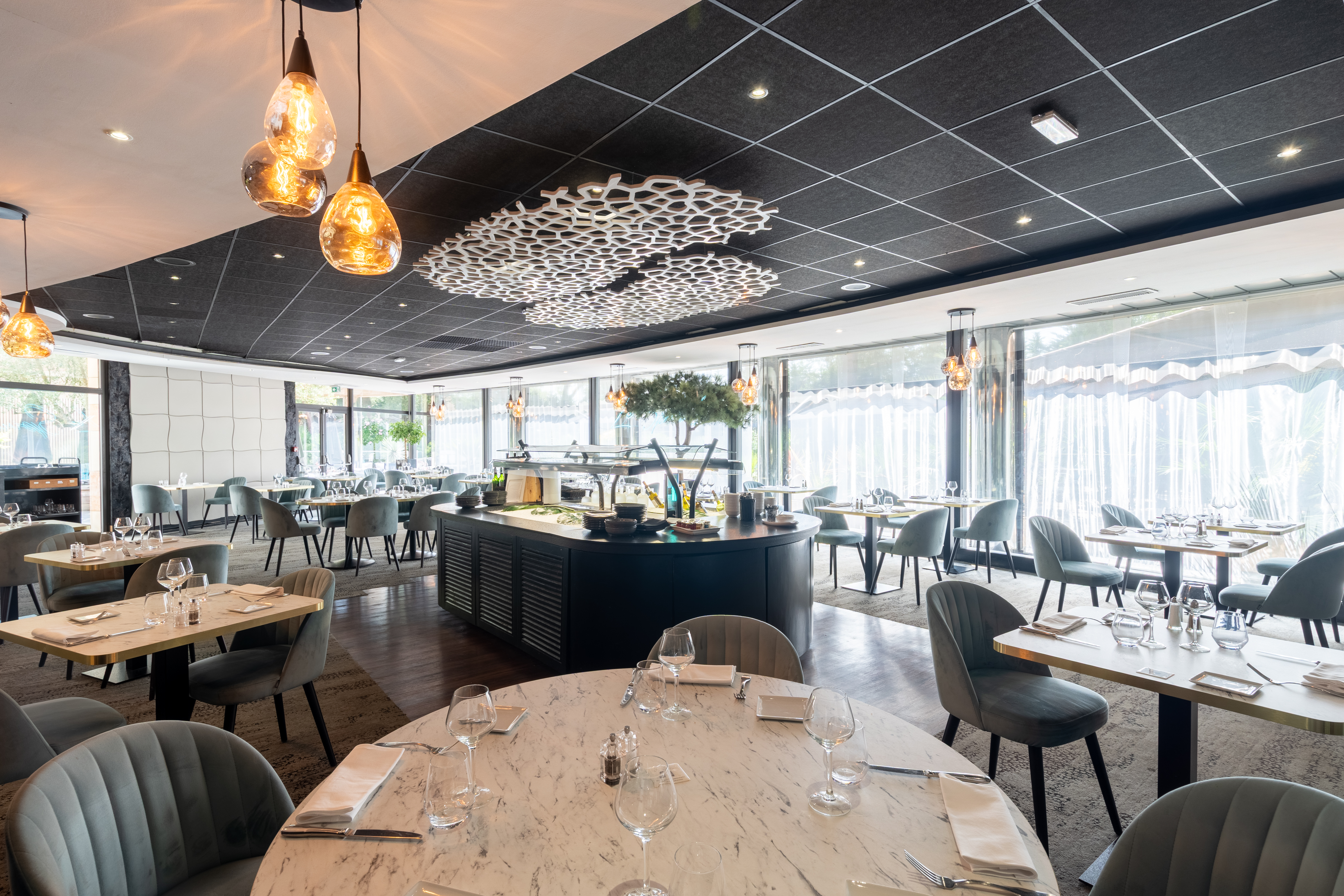 Terrasse avec piscine et bar extérieur — Mercure Bordeaux Aéroport