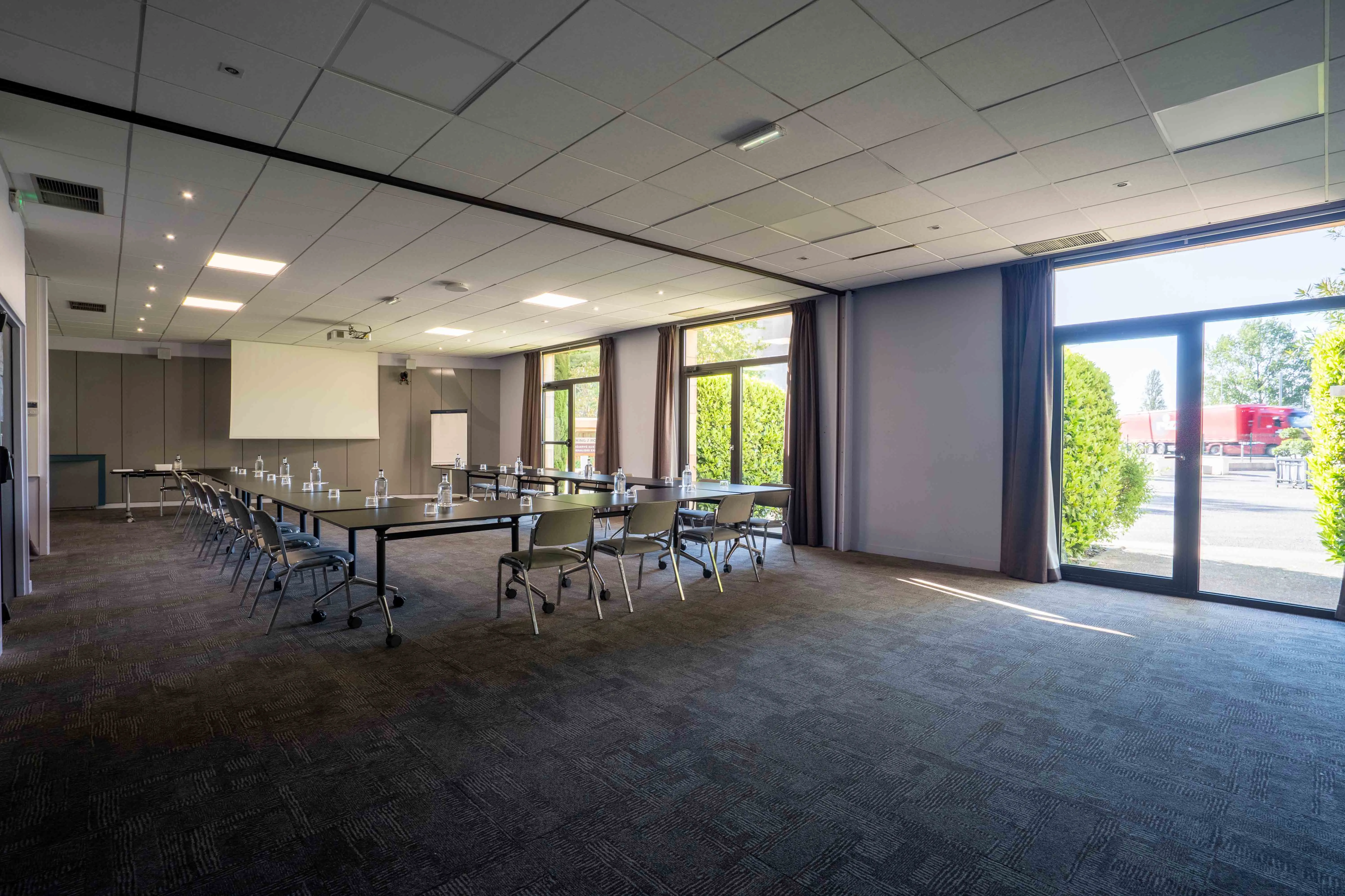 Salle de séminaire en configuration théâtre — Mercure Bordeaux Aéroport