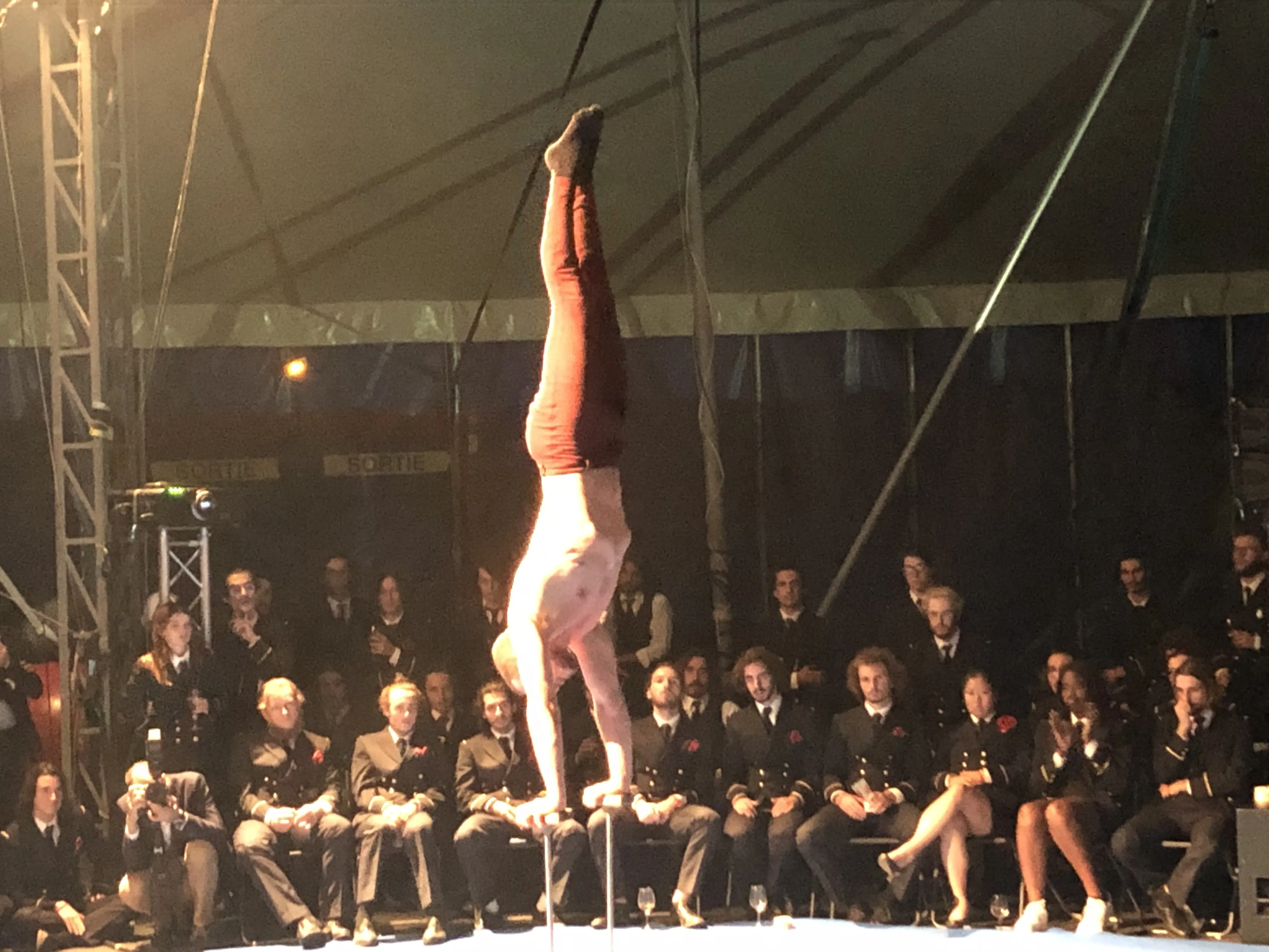 Acrobate sur piste centrale