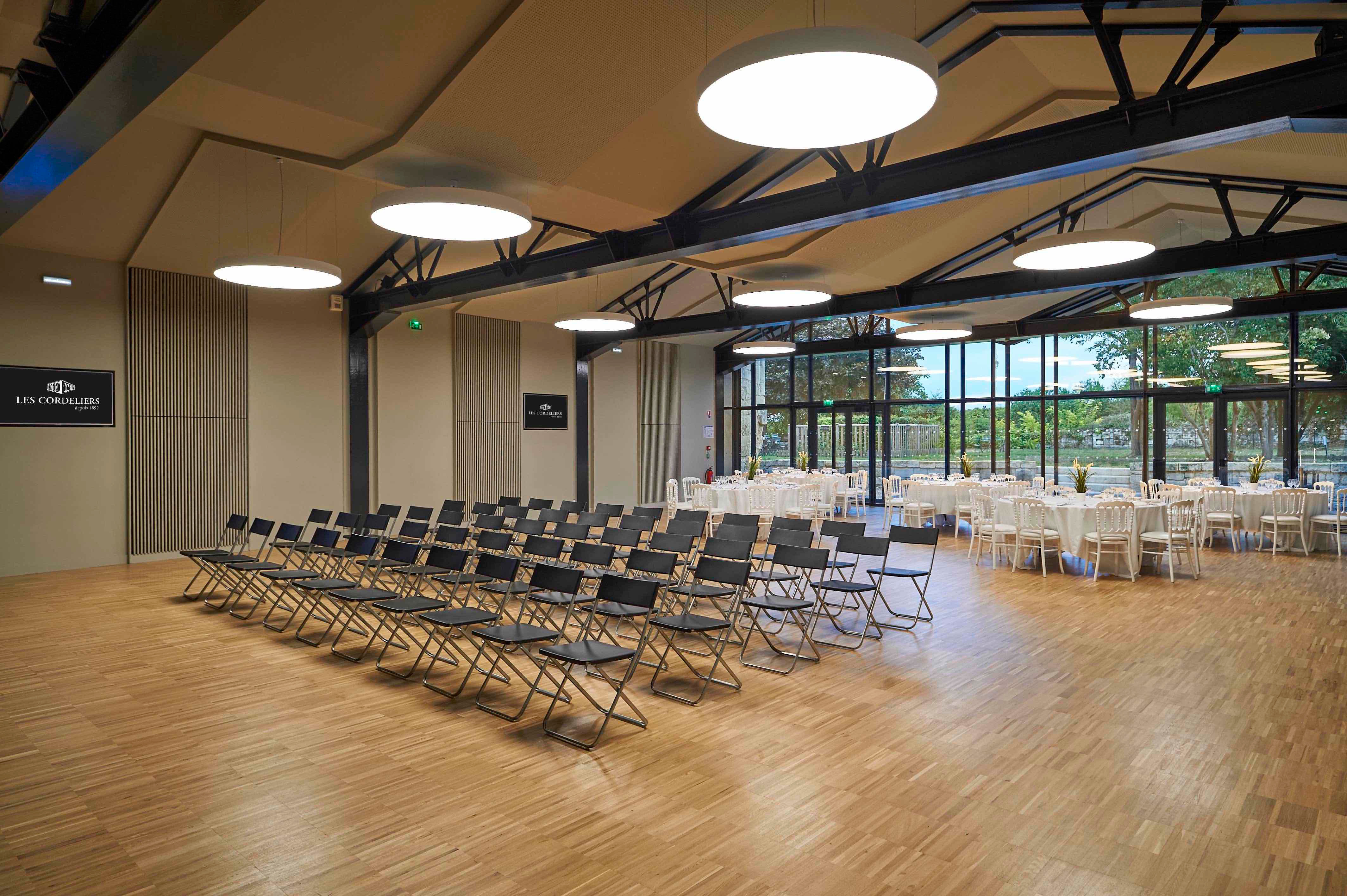 Salle de réception des Cordeliers — configuration conférence et dîner