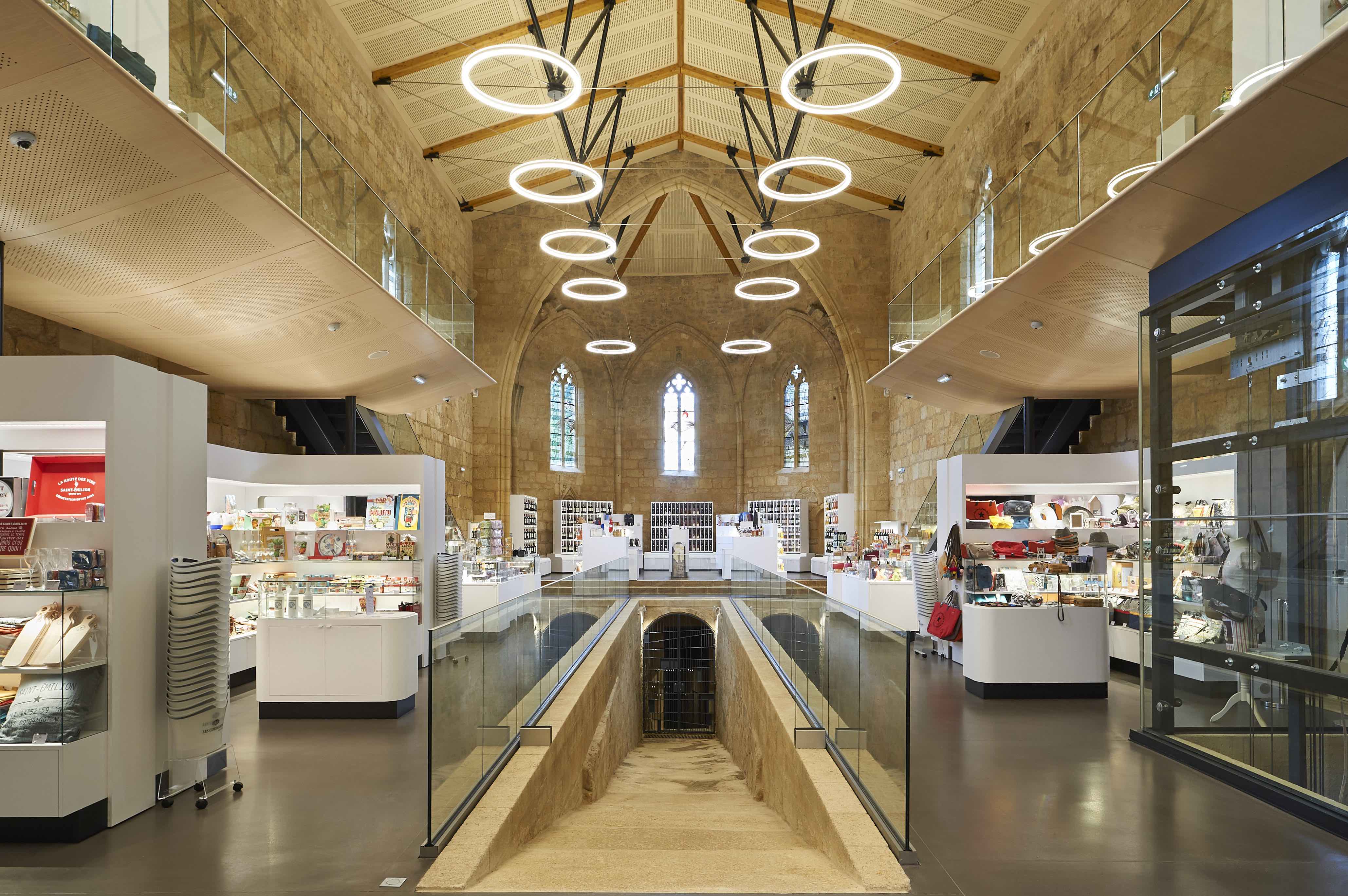 Boutique des Cordeliers dans la chapelle gothique