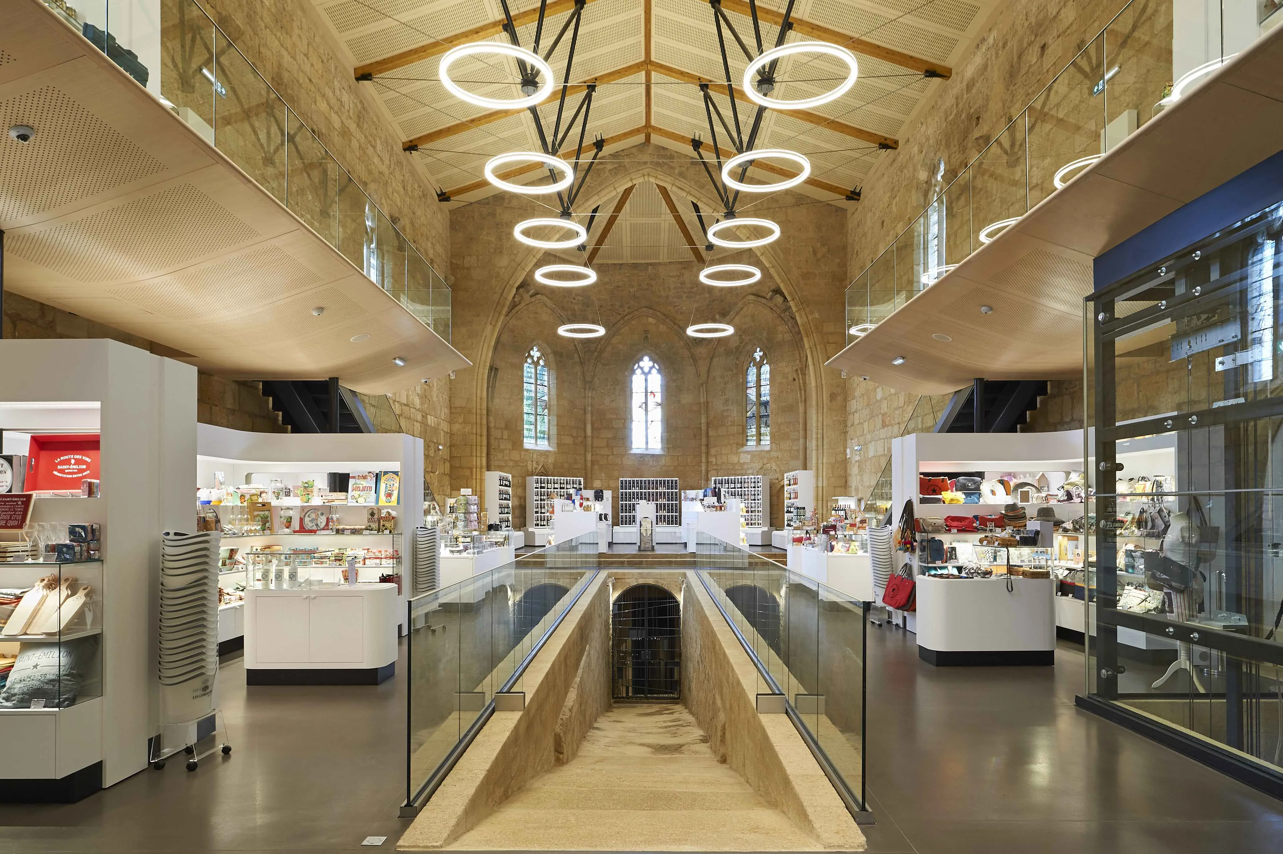 Boutique des Cordeliers dans la chapelle gothique