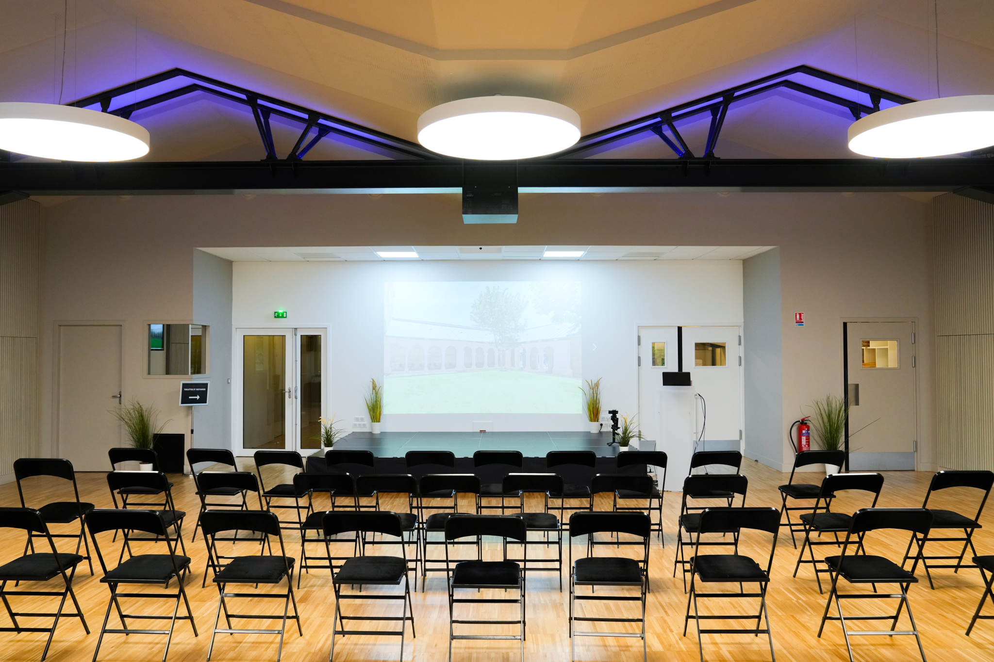 Salle de réception des Cordeliers — configuration conférence avec scène