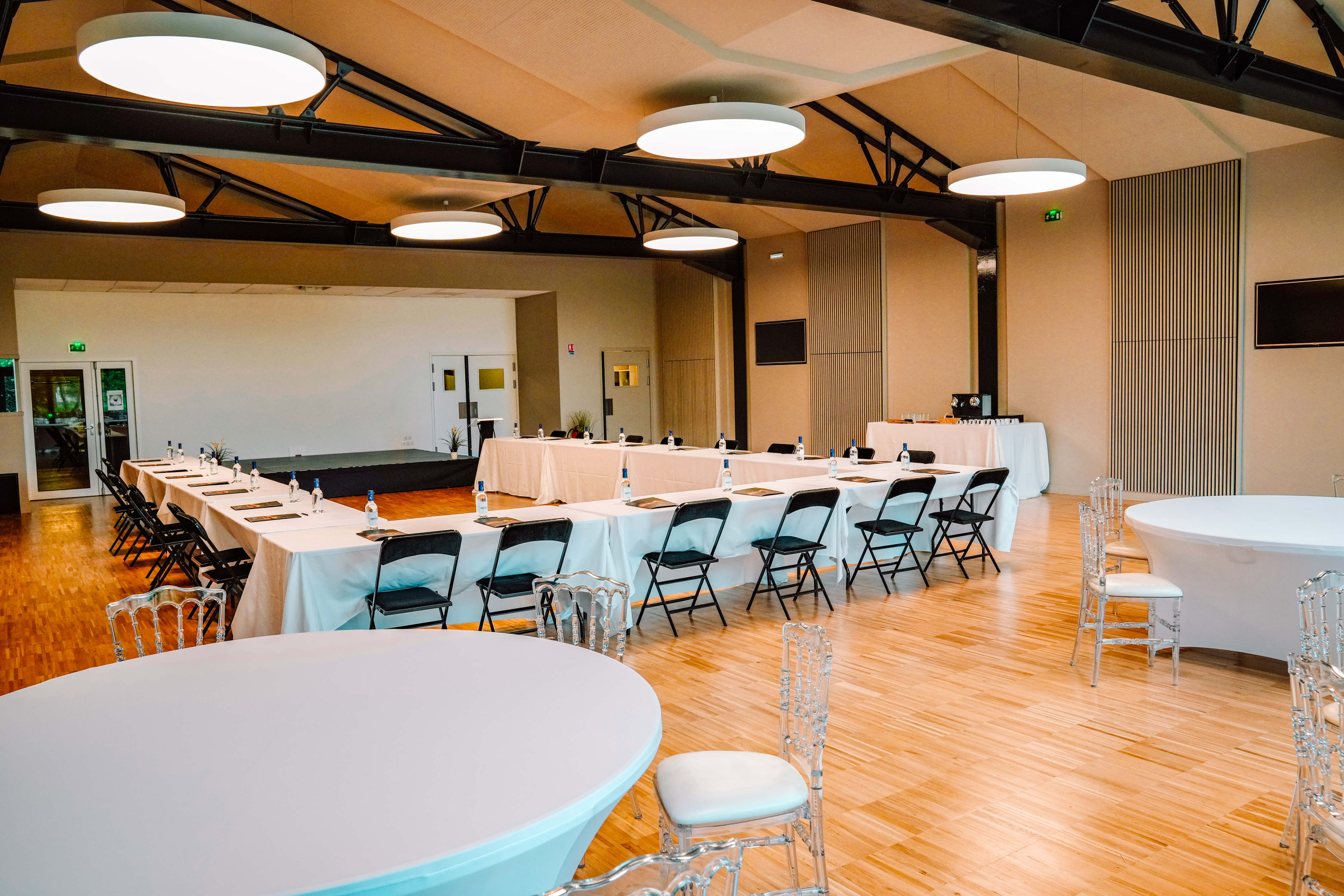 Salle de réception des Cordeliers — configuration réunion et tables