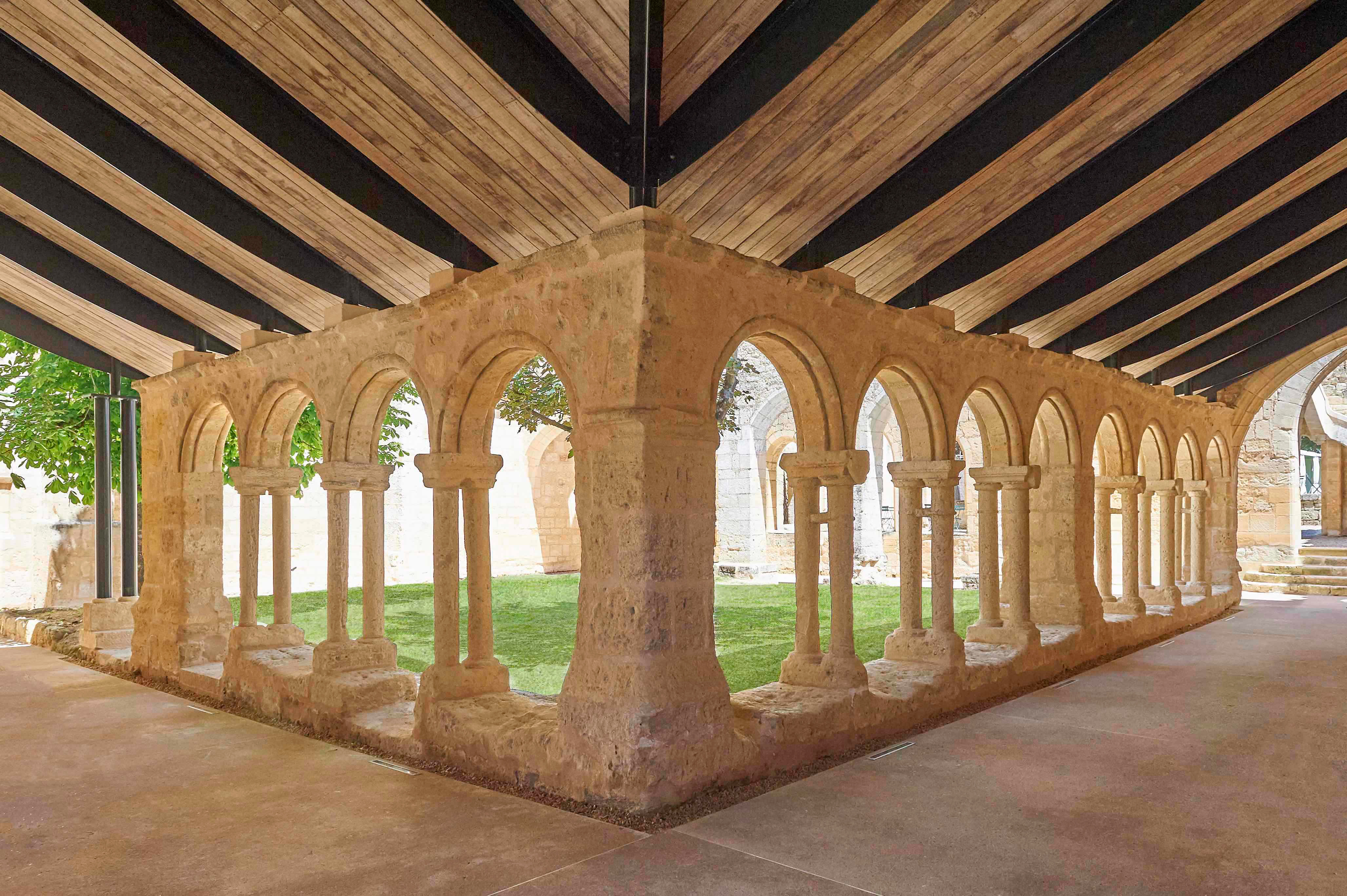 Cloître des Cordeliers — arches romanes et colonnes en pierre