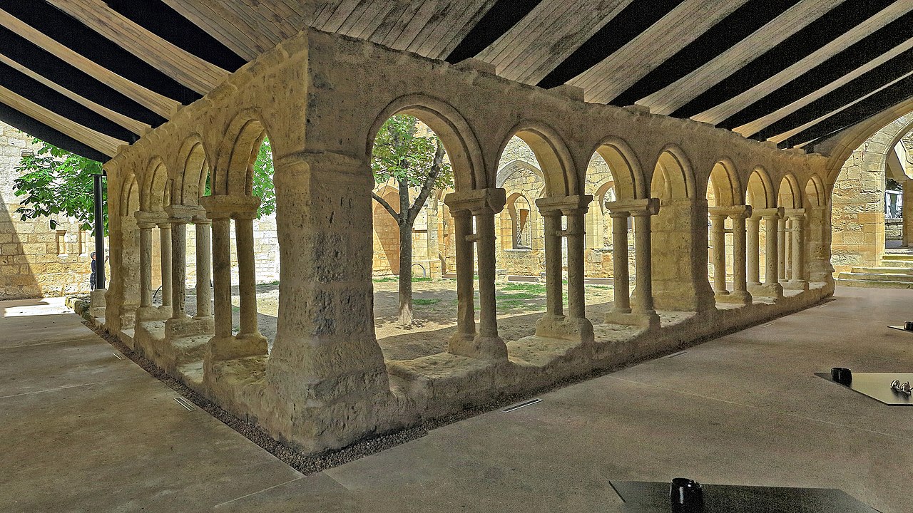 Cloître des Cordeliers à Saint-Émilion — arches romanes en pierre calcaire
