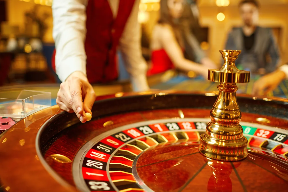 Table de roulette avec croupier — Le Grand Jeu soirée casino entreprise