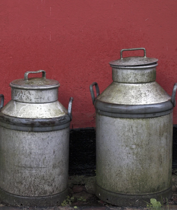 Bidons de lait traditionnels et ambiance rustique basque