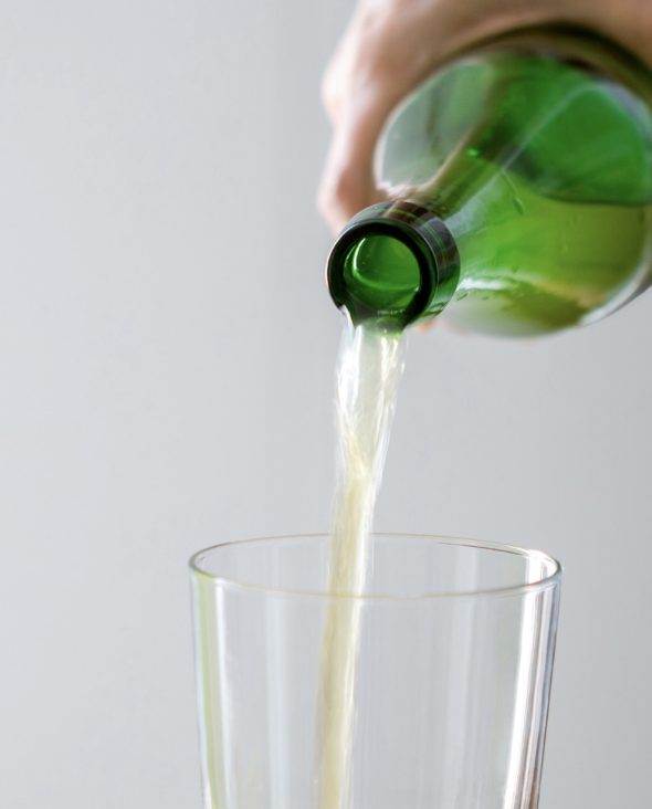 Cidre basque versé dans un verre