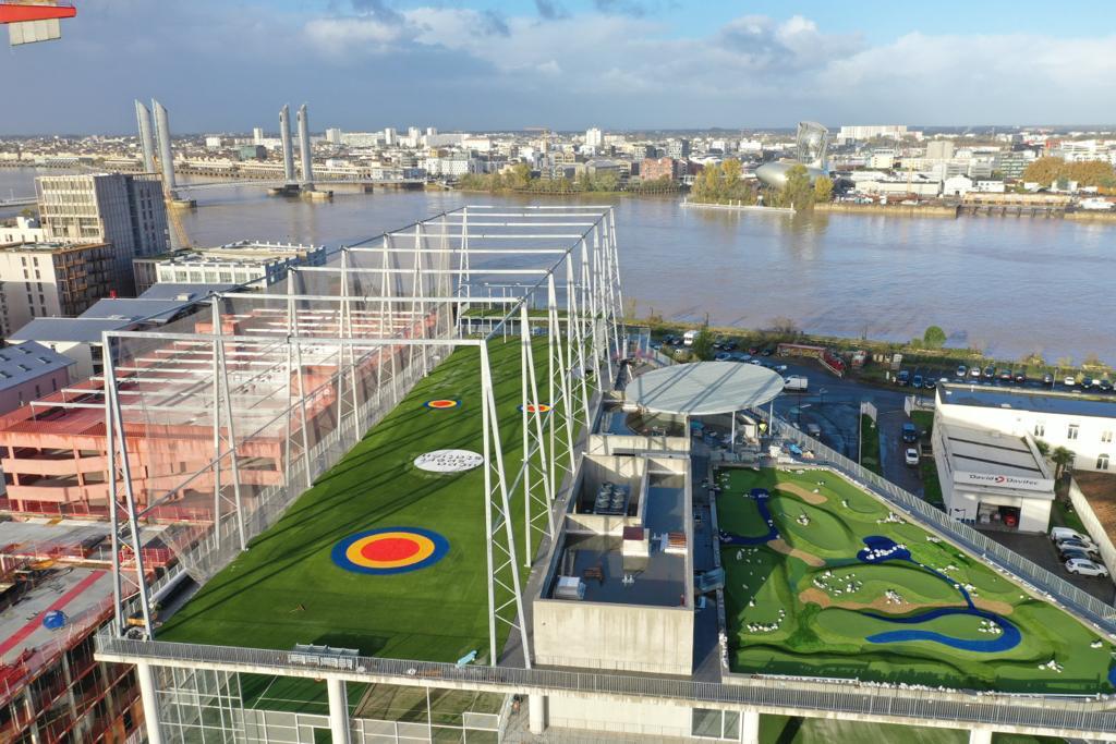 Vue aérienne du rooftop de l'UCPA Sport Station avec la Garonne
