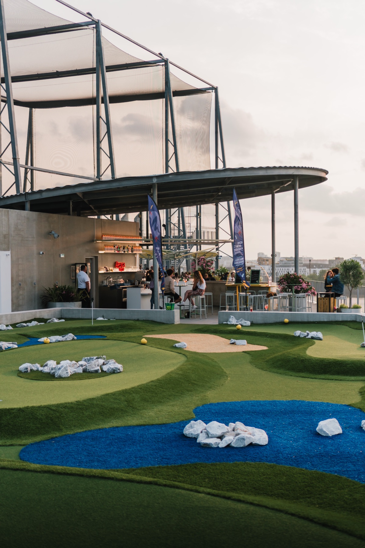 Mini-golf sur le rooftop et espace bar de l'UCPA Sport Station