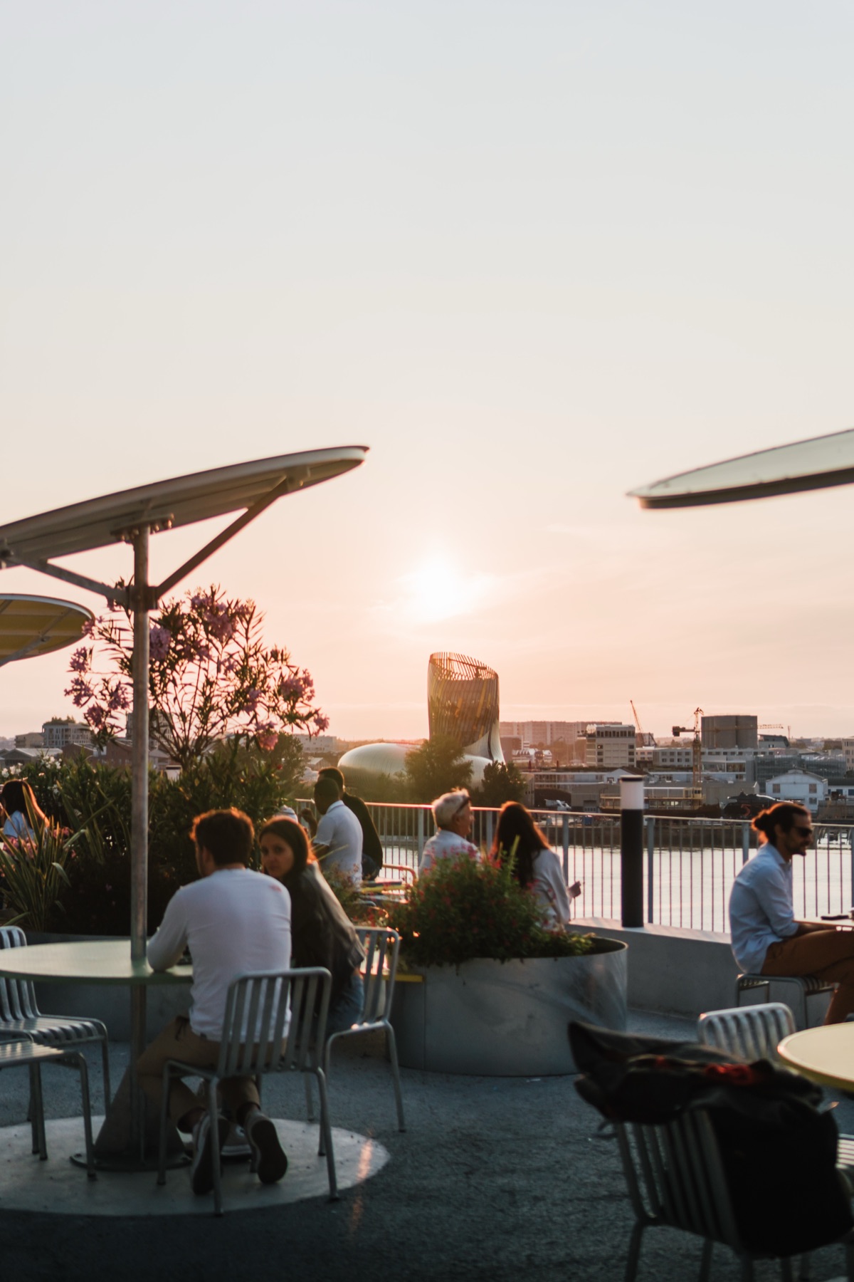 Terrasse rooftop de l'UCPA au coucher du soleil avec vue sur la Cité du Vin