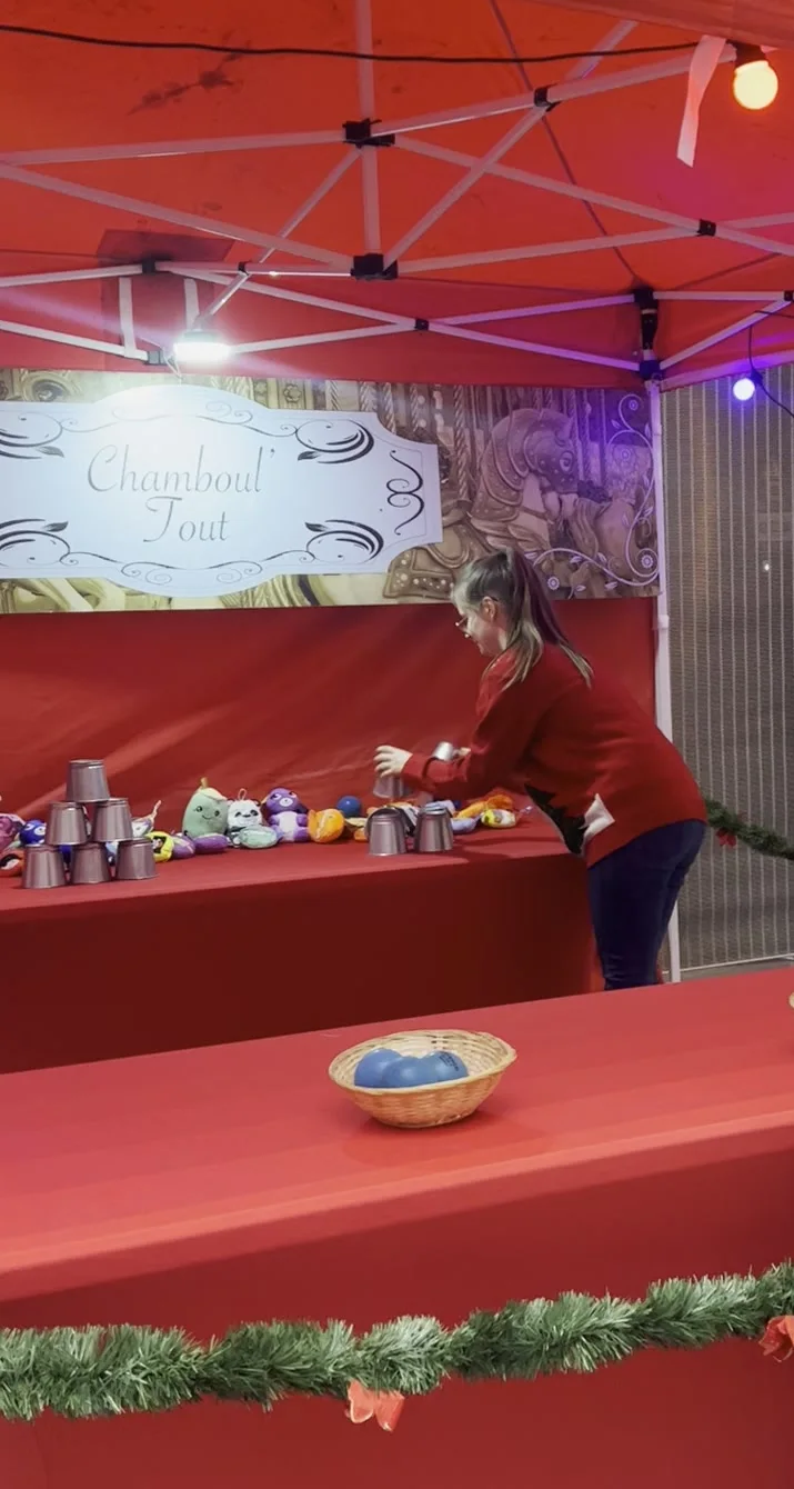 Le chamboule-tout — animation de Noël en entreprise, Village des Lutins COHAESIO