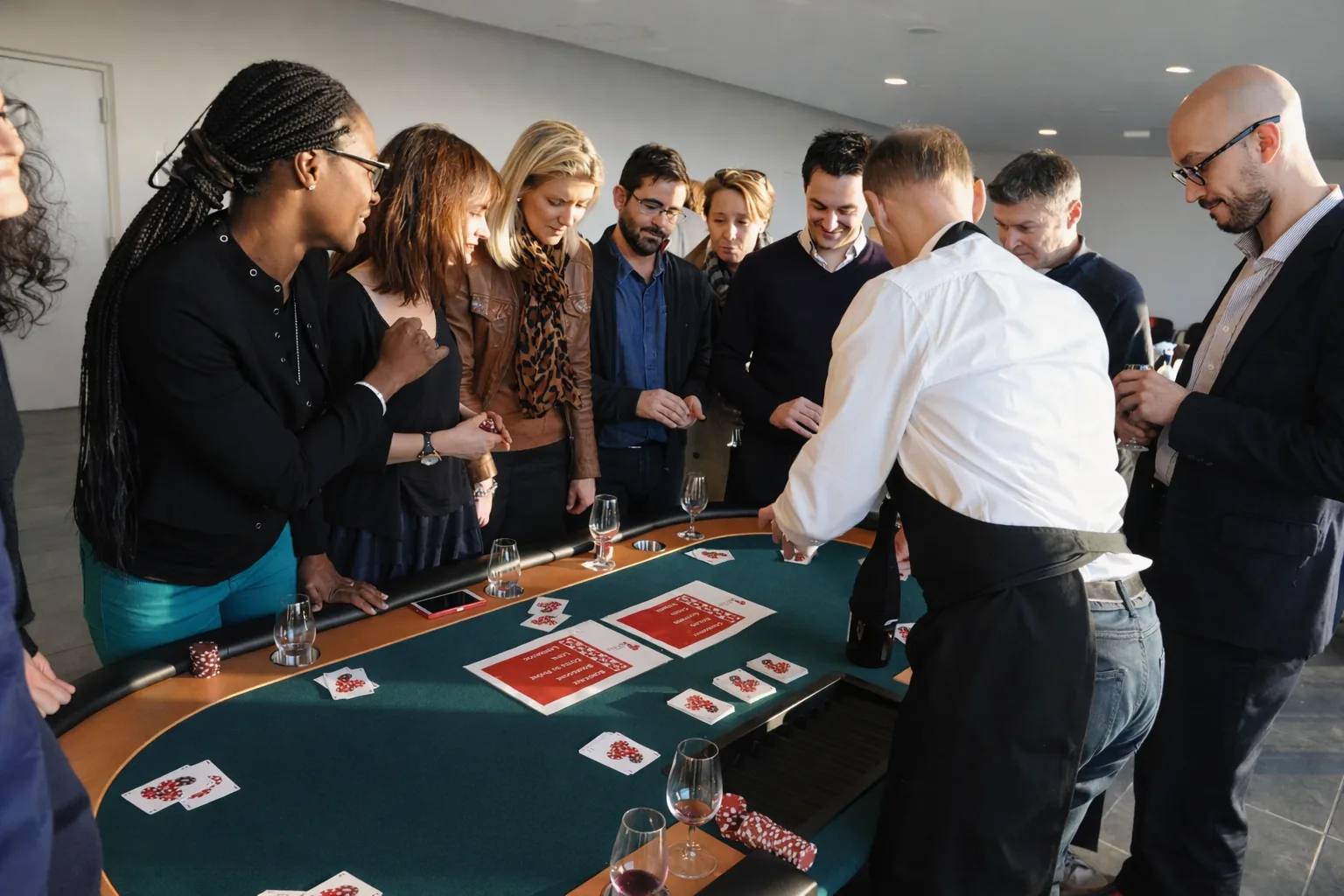 Équipes autour du tapis vert — Wine & Poker animation entreprise Marseille
