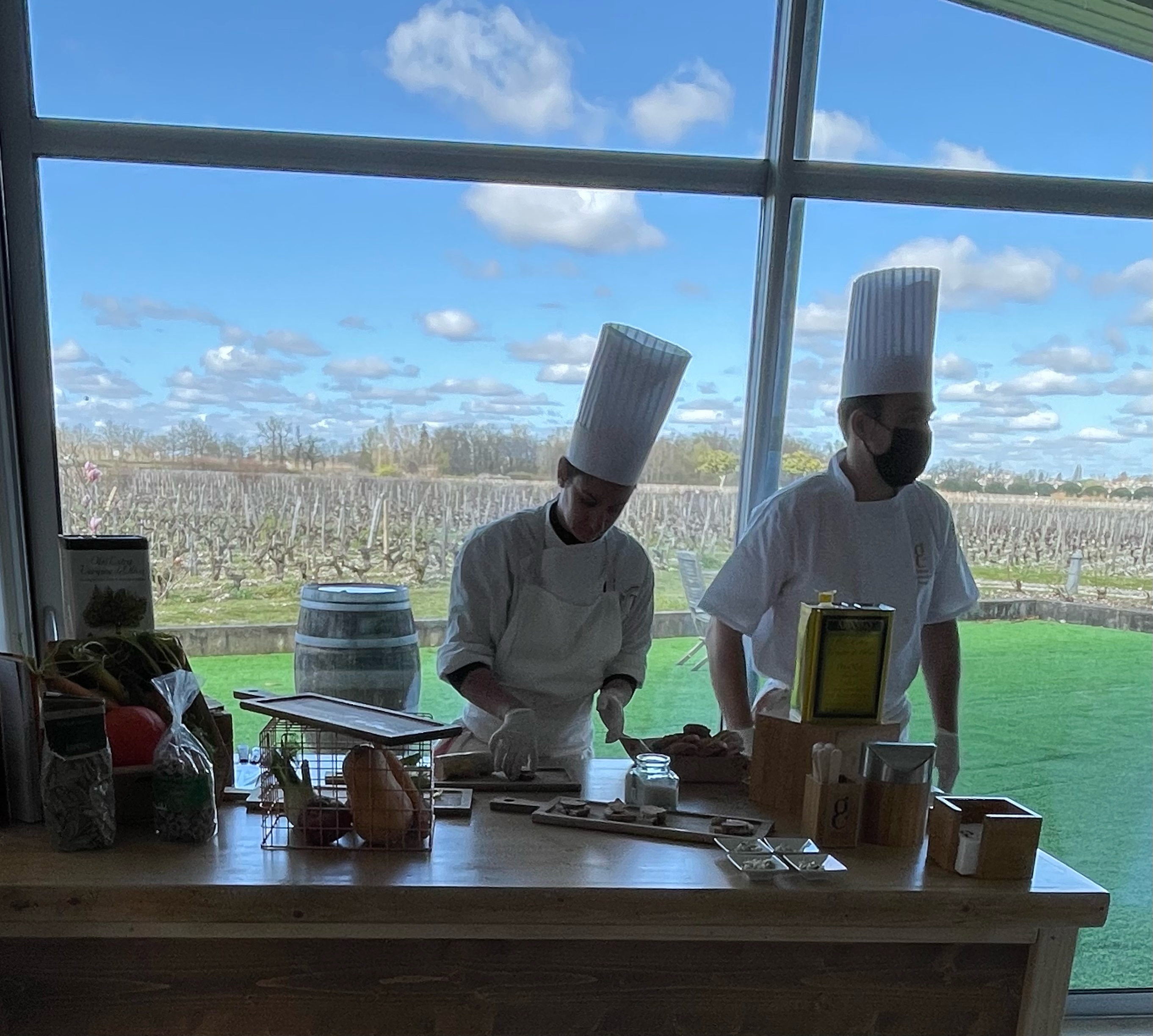 Atelier culinaire face aux vignes du Château Luchey-Halde